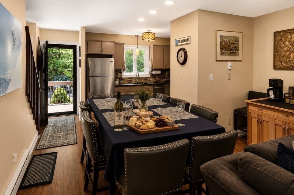Enjoy group meals, snacks, and celebrations around the dining table after a day of skiing, hiking, or waterpark fun. 🍷🧀