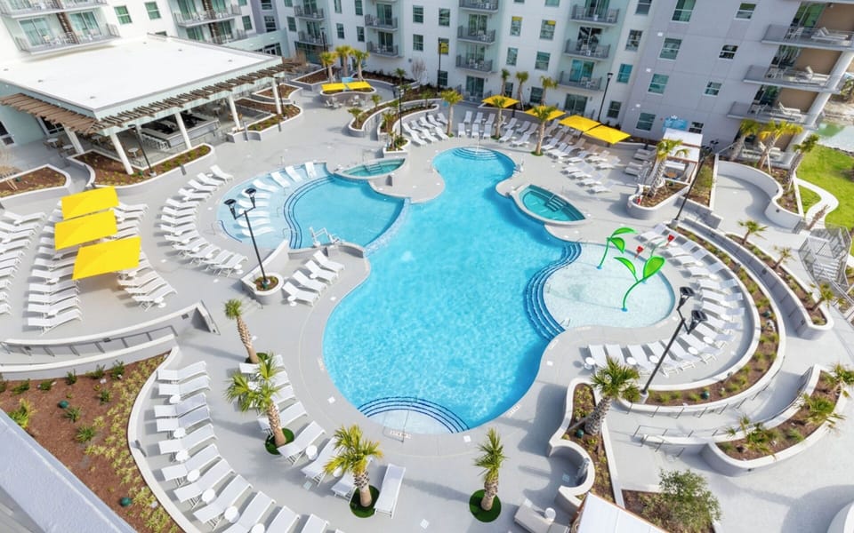 Large oceanfront Pool
