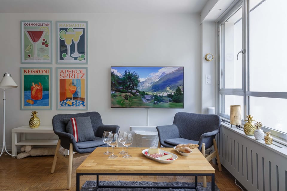 Spacious living room