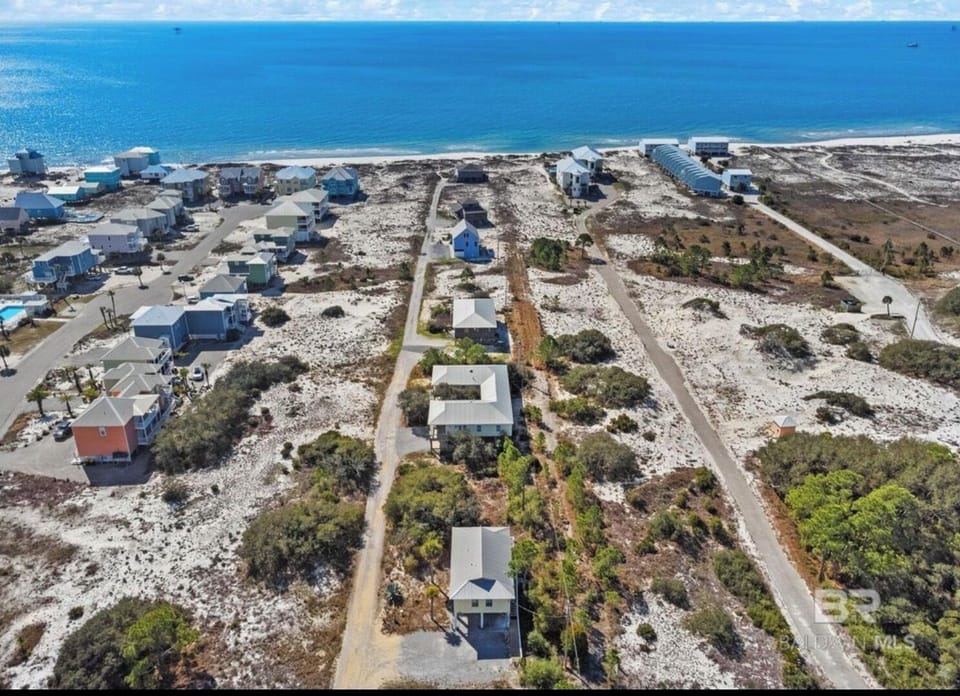This beac house is only a short walk (approximately 3 minutes) from the gulf