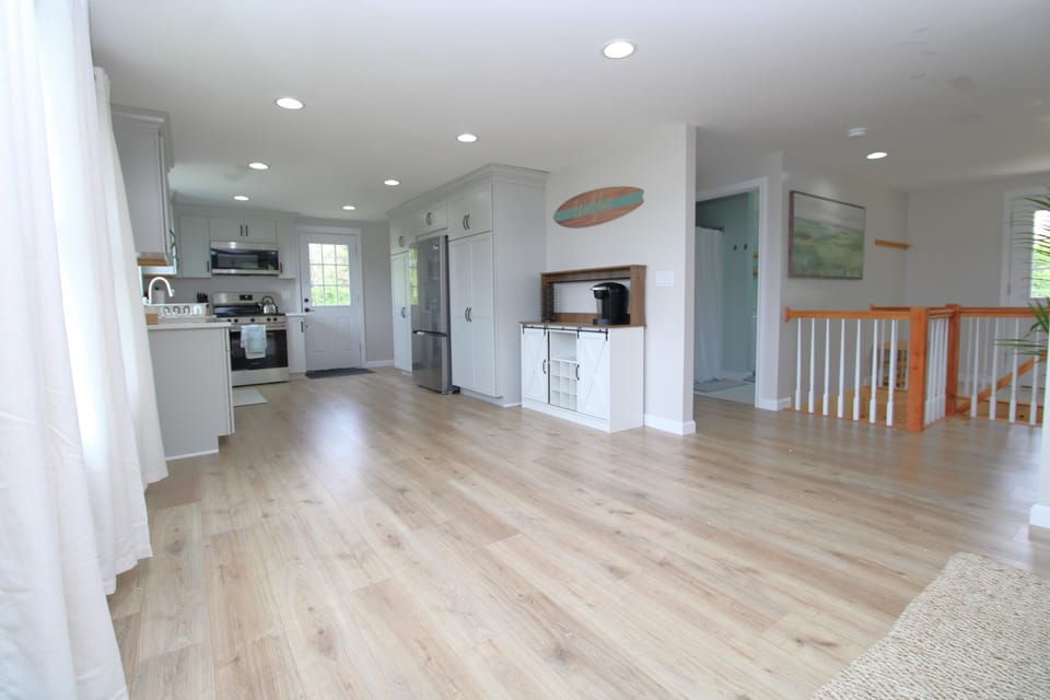 Coffee Bar, Kitchen, Basement Access, Full Bath