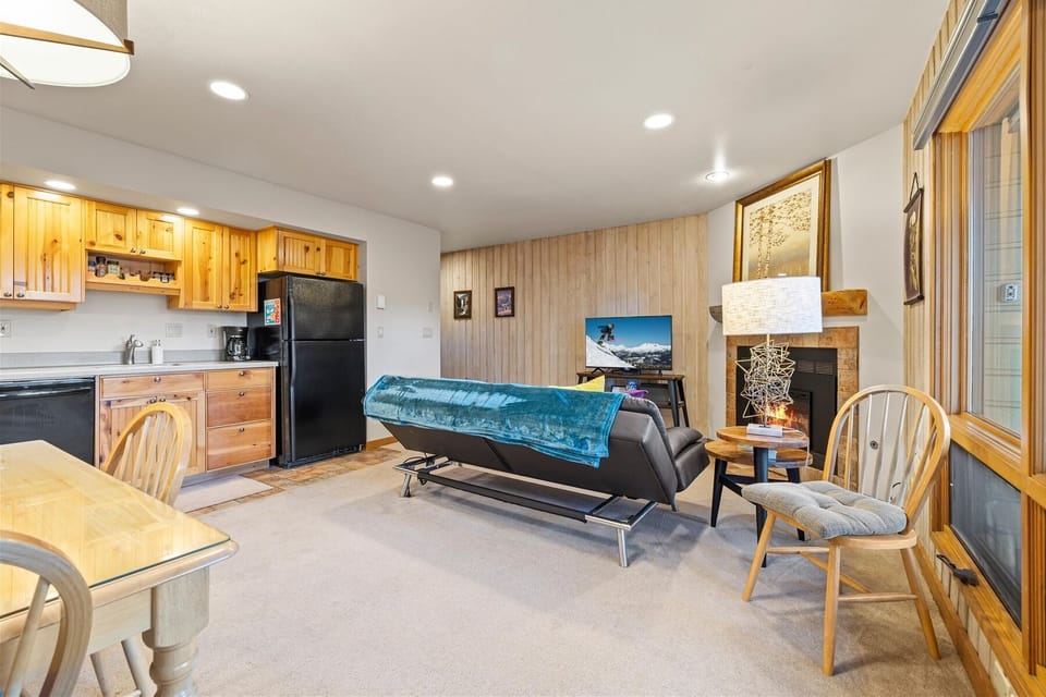 Daybed for one, electric fireplace, smart TV