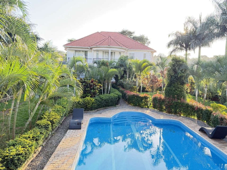 Lakeside villa8