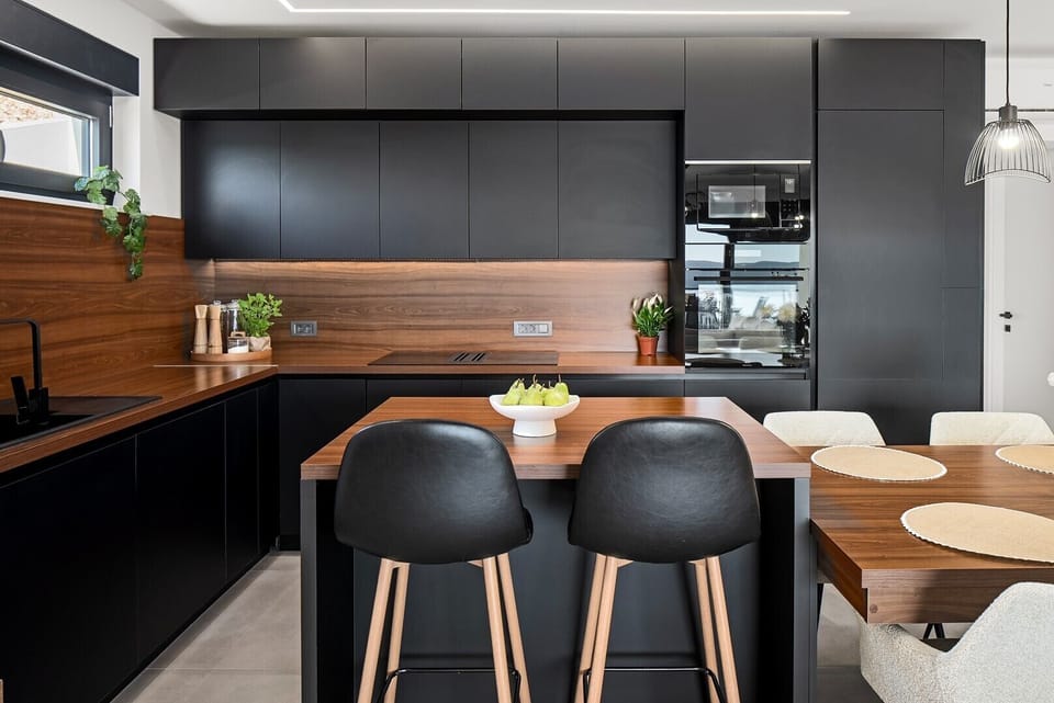 Fully equipped kitchen includes a kitchen island and all necessary amenities for a pleasant stay