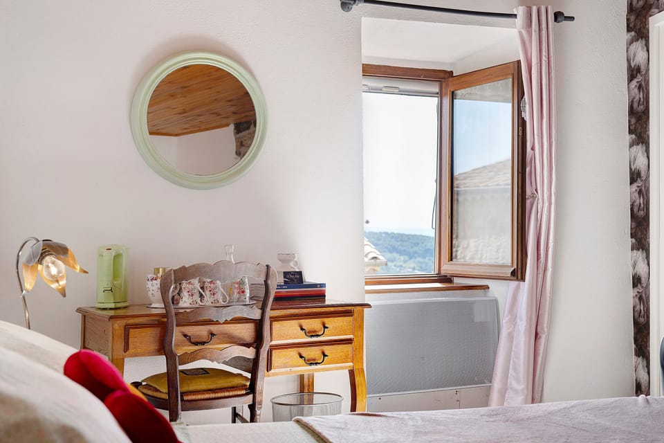 Guest Room “L’Adrienne” with Shared Garden and Wi-Fi Bed and Breakfast in Provence