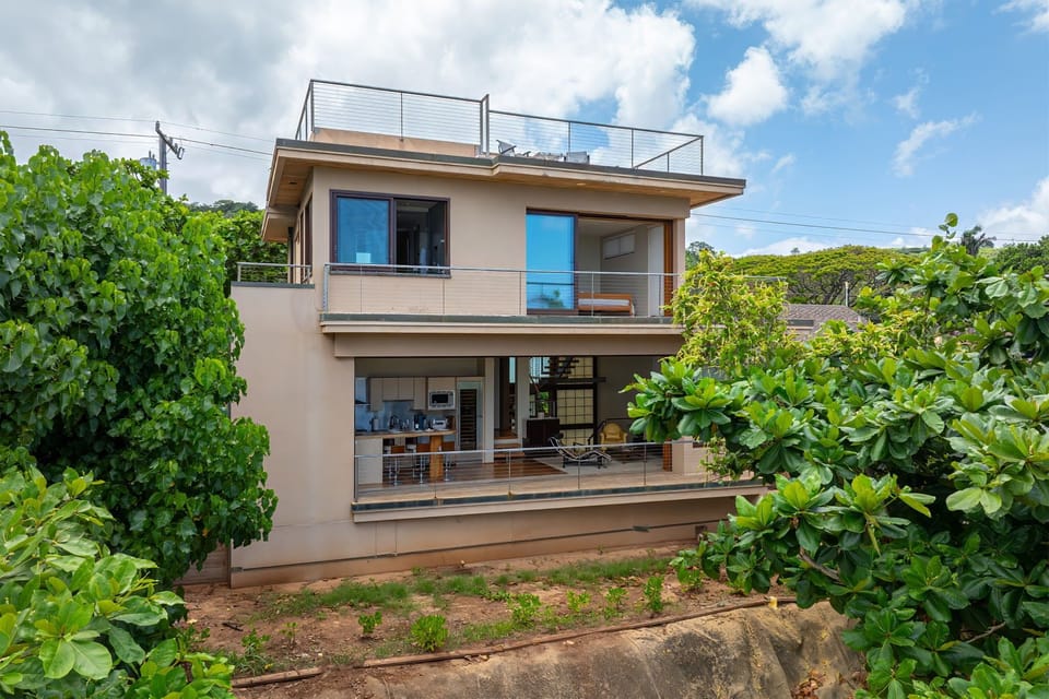 Award-winning architecture blends beautifully into the coastal landscape, creating a one-of-a-kind North Shore escape.