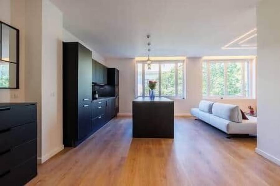 Vue panoramique de la chambre qui donne une belle clarté à l’ensemble de l’appartement ☀️☀️☀️