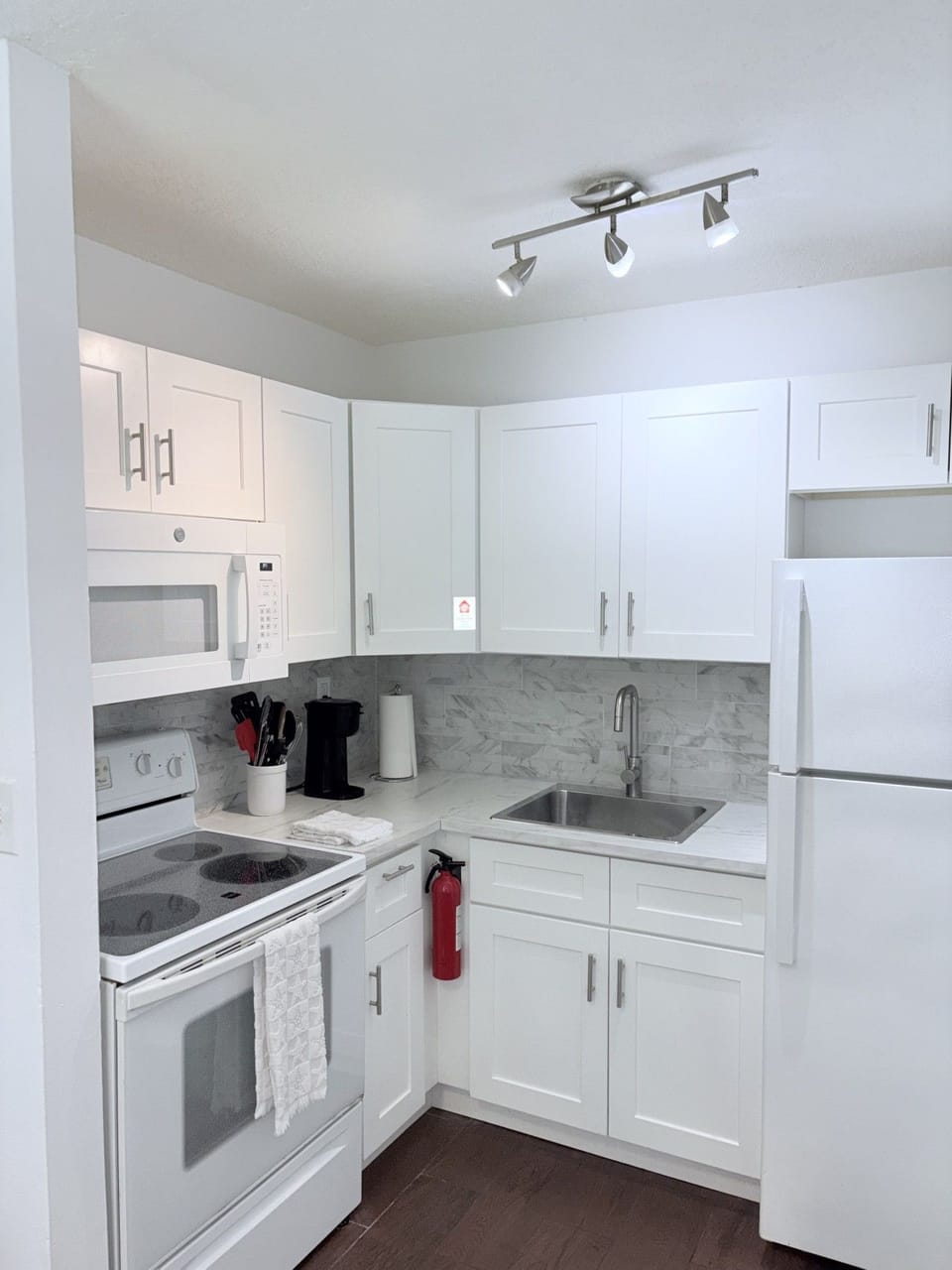 FULL KITCHEN