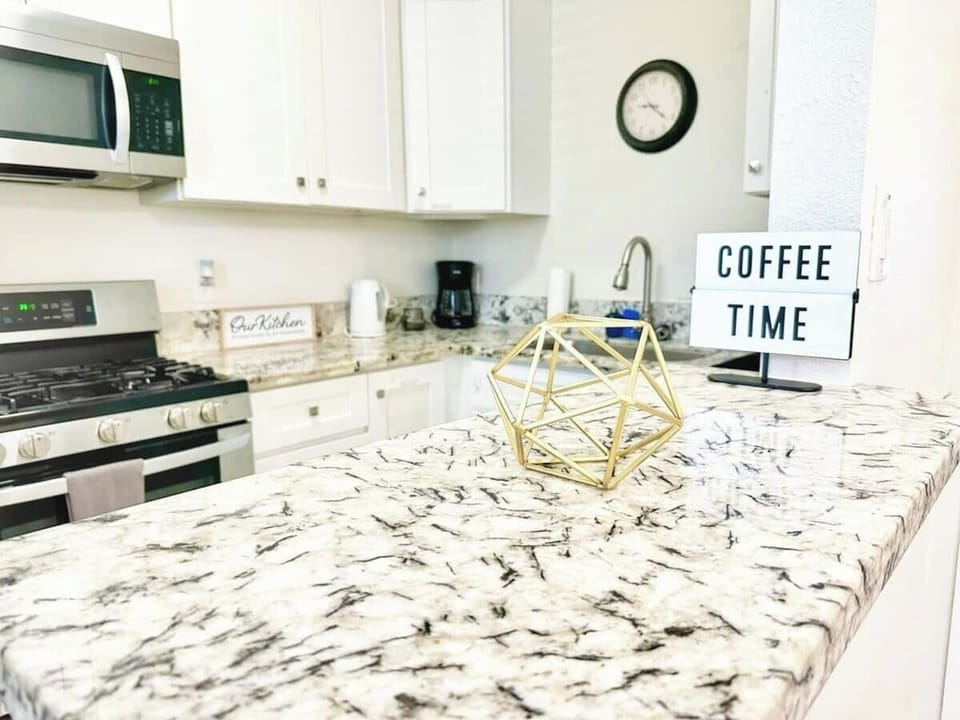 Modern Kitchen with Granite Countertops 🍳🏡