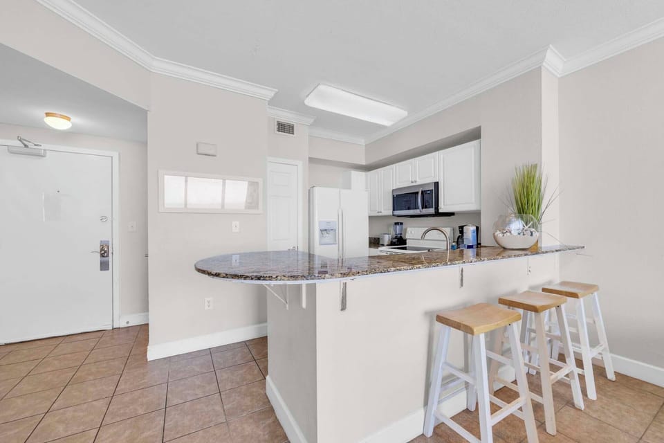 Eat-in kitchen bar seating