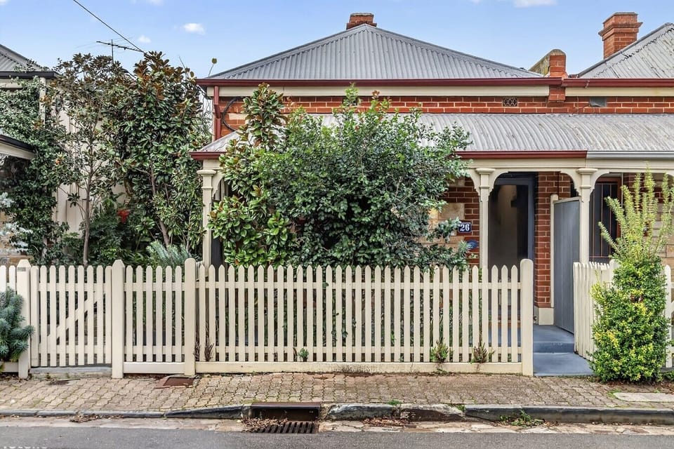 Charming heritage cottage with picket fence & verandah