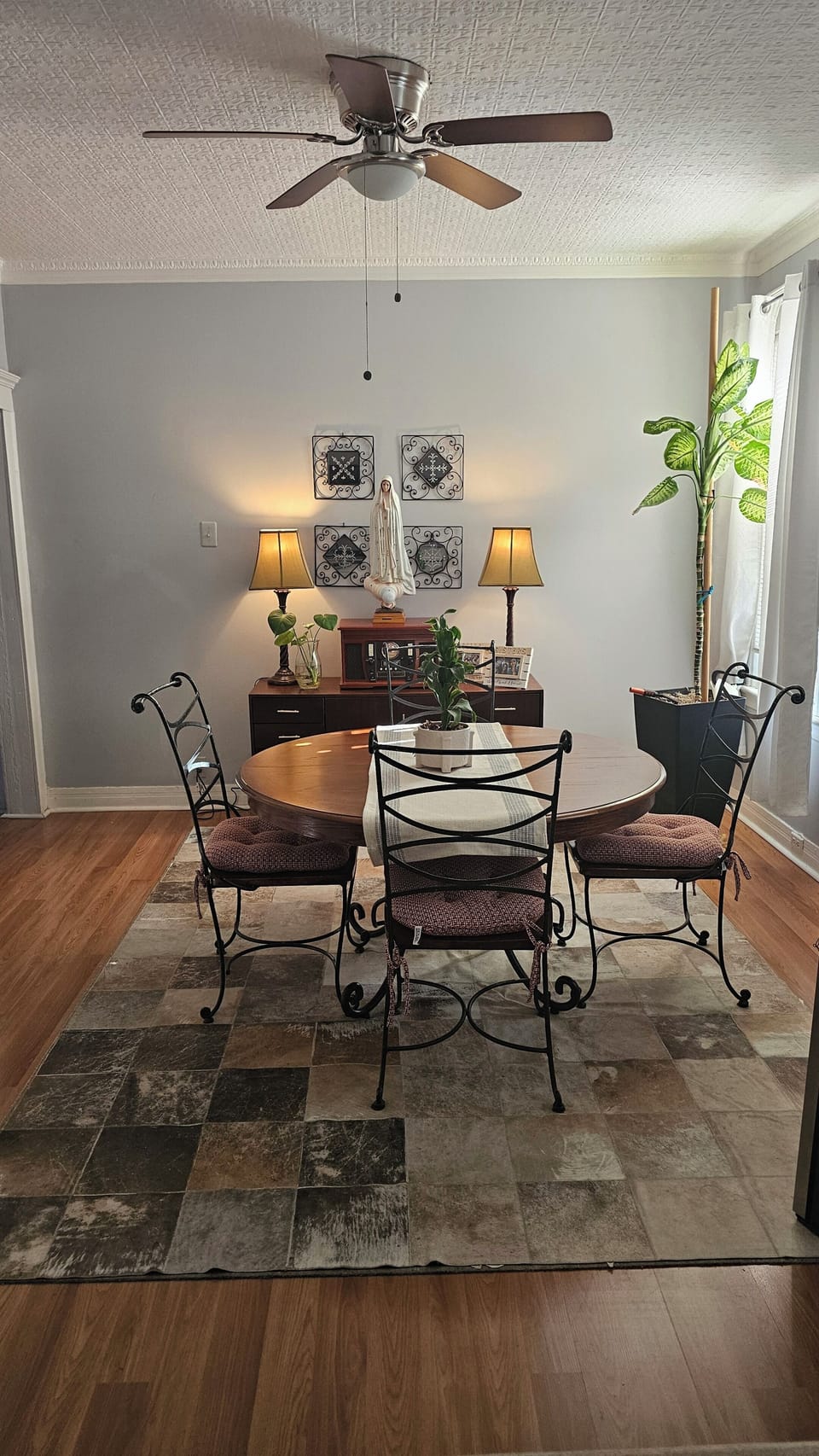  indoor diningroom, climate control, dining table.