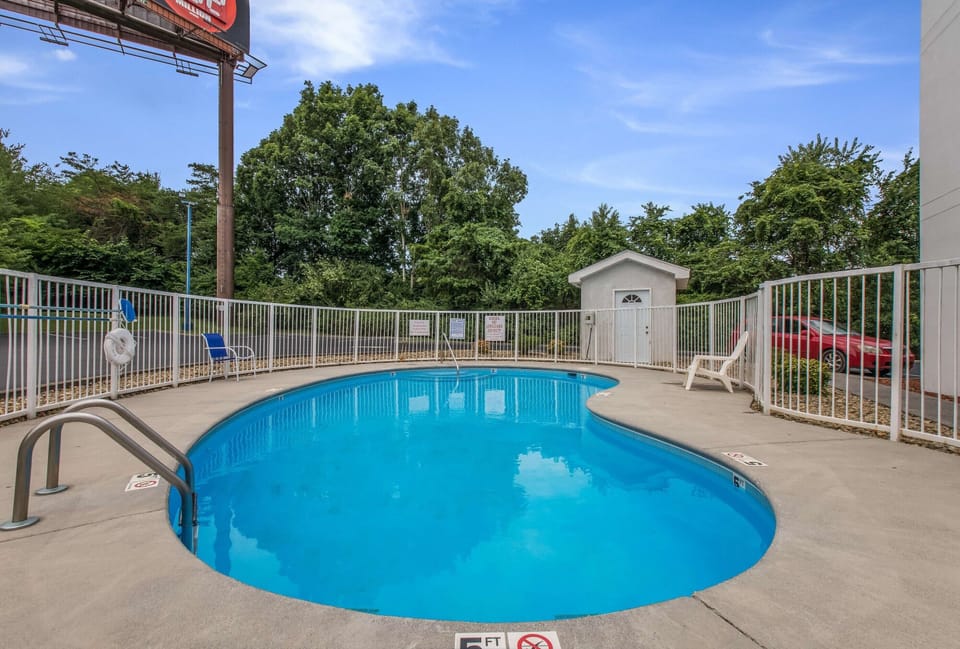 Seasonal outdoor pool (open April to September)