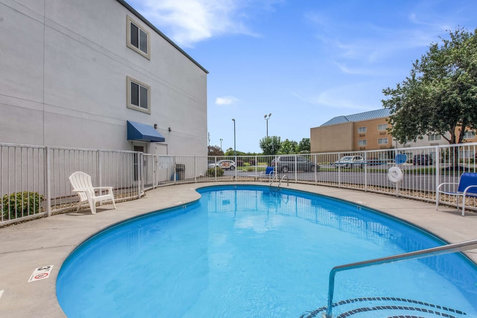 Seasonal outdoor pool (open April to September)