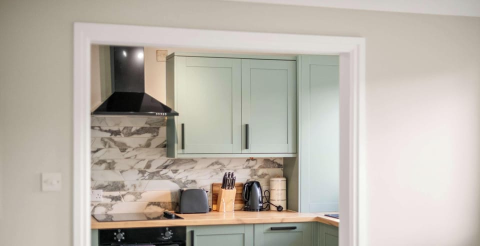 This fully equipped kitchen combines modern style with practical functionality. It features a high-quality gas stovetop and a built-in oven, perfect for preparing your favorite meals.