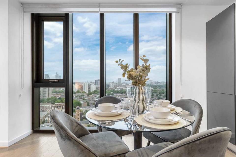 Enjoy your meals with complete tableware and a beautiful sky view.