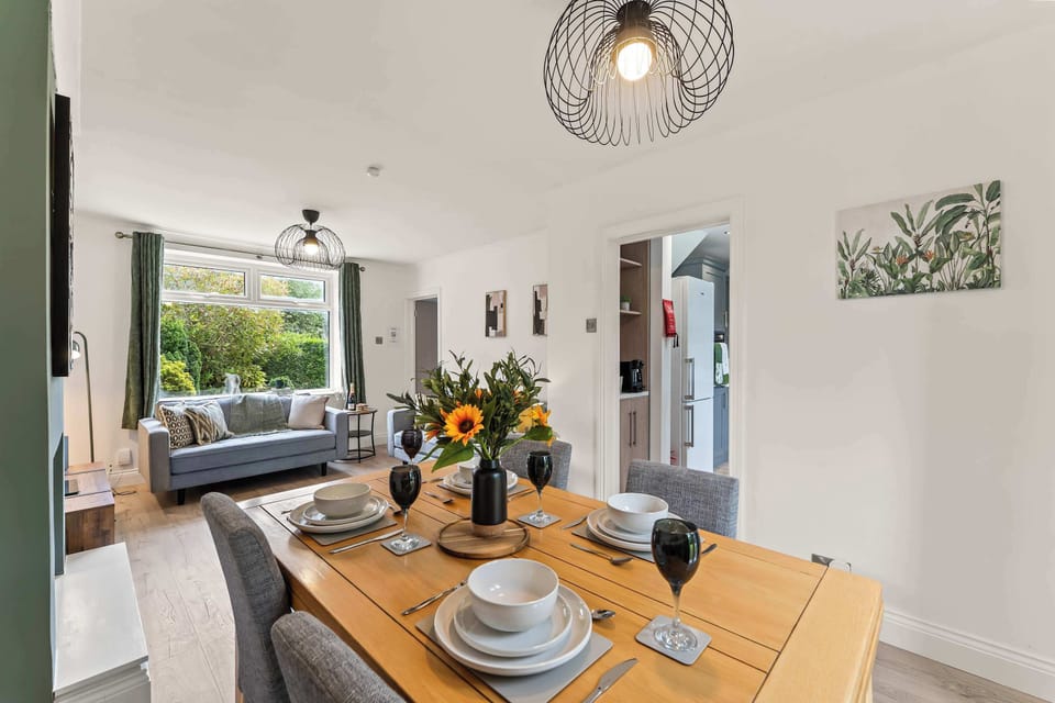 The dining area in the living room seats up to 4 people, and is ideal for enjoying a sit down meal in the evening with a charming view of the garden.