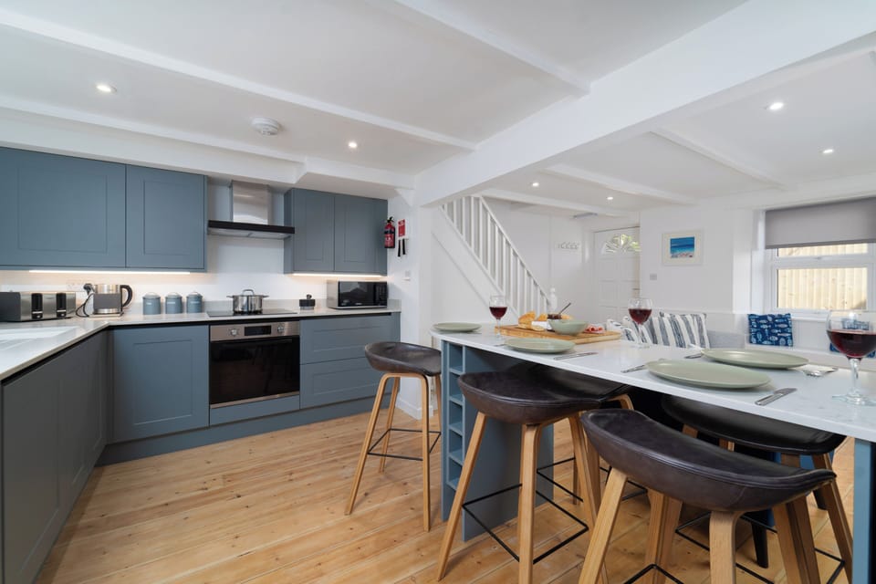 Sociable open-plan dining — A spacious breakfast bar with seating for six