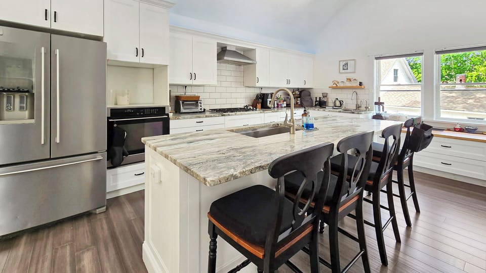 Nicely equipped kitchen with counter seating