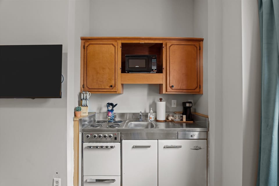 Kitchenette with mini-fridge, coffee maker, microwave, 4 burners, oven 