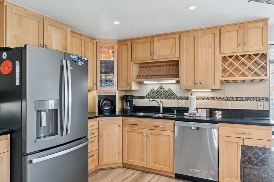Your fully equipped kitchen features stainless steel appliances, granite countertops, and a charming built-in breadbox to store away the countertop things!