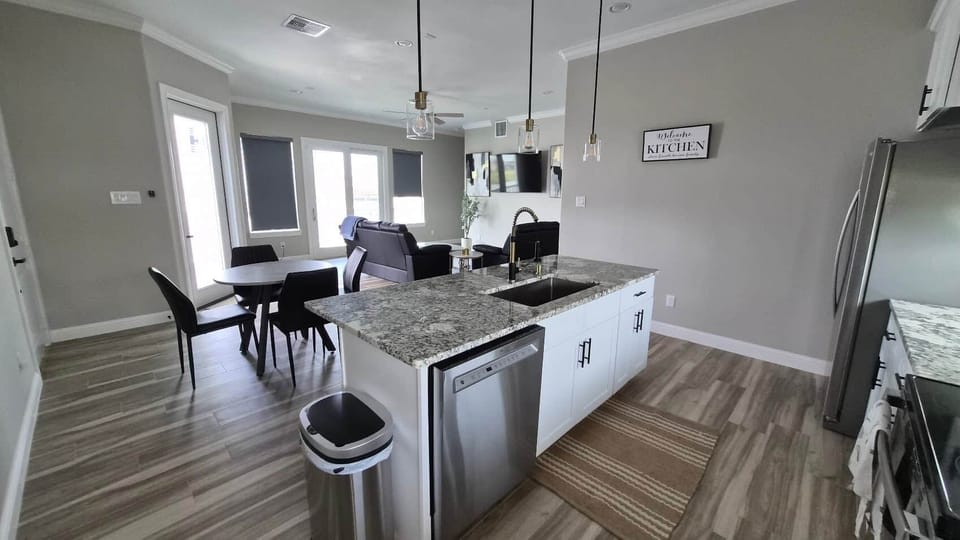 Full size kitchen area