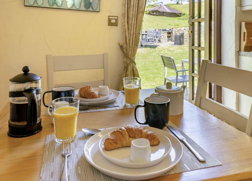 Stable breakfast table