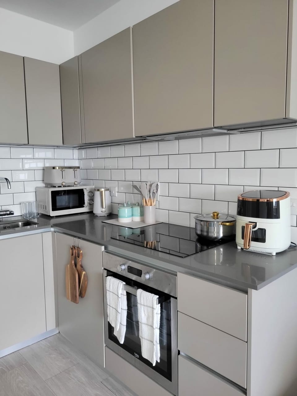 The kitchen is equipped with all essential appliances for a fully functional space. Bright, vibrant colours, nurturing a welcoming environment where everyone can find their favourite spot. 