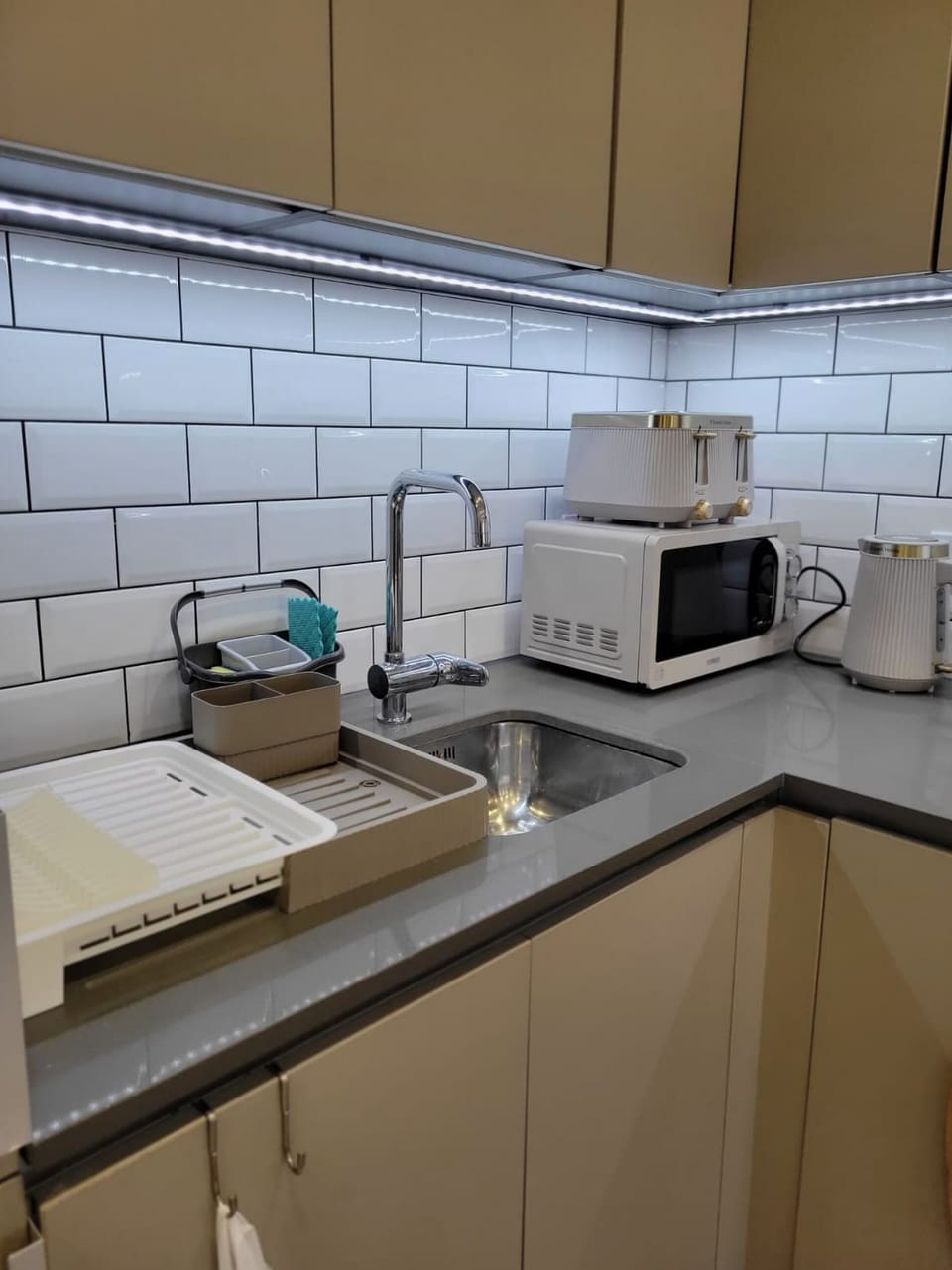 The kitchen features all essential appliances for a fully functional space. Bright, lively colours create a warm, inviting atmosphere where everyone can find their favourite spot to relax and enjoy.