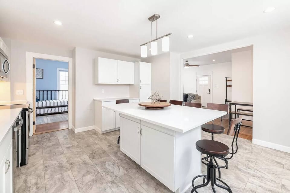Spacious and welcoming for all to enjoy whether you're the cook, the cleanup or the supervisor :)