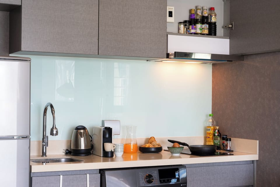 【Kitchen Tools】Induction cooktop, small oven, kettle, and full cookware in the drawers below. Plates, bowls, and cutlery for two in the cabinet. Cook a real meal in 20 minutes.
