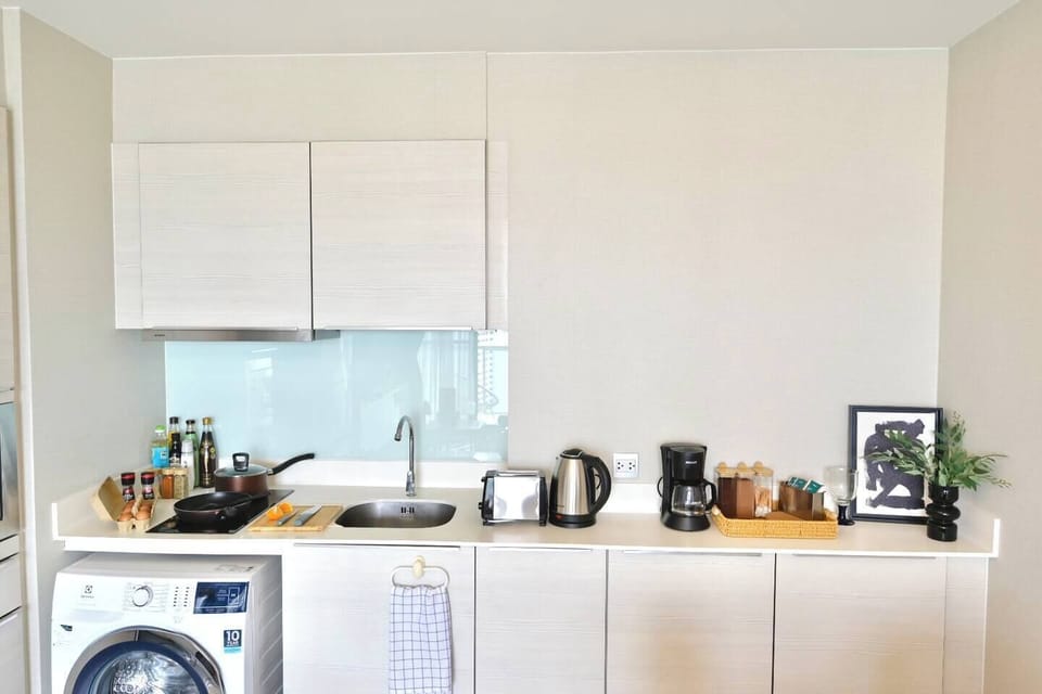 【 Kitchen Area 】Fully set up for your stay for easy cooking, and the power outlet is conveniently located near the kettle. There are also cleaning tools stored under the sink. And of course, if there’s anything else you need, feel free to reach out.
