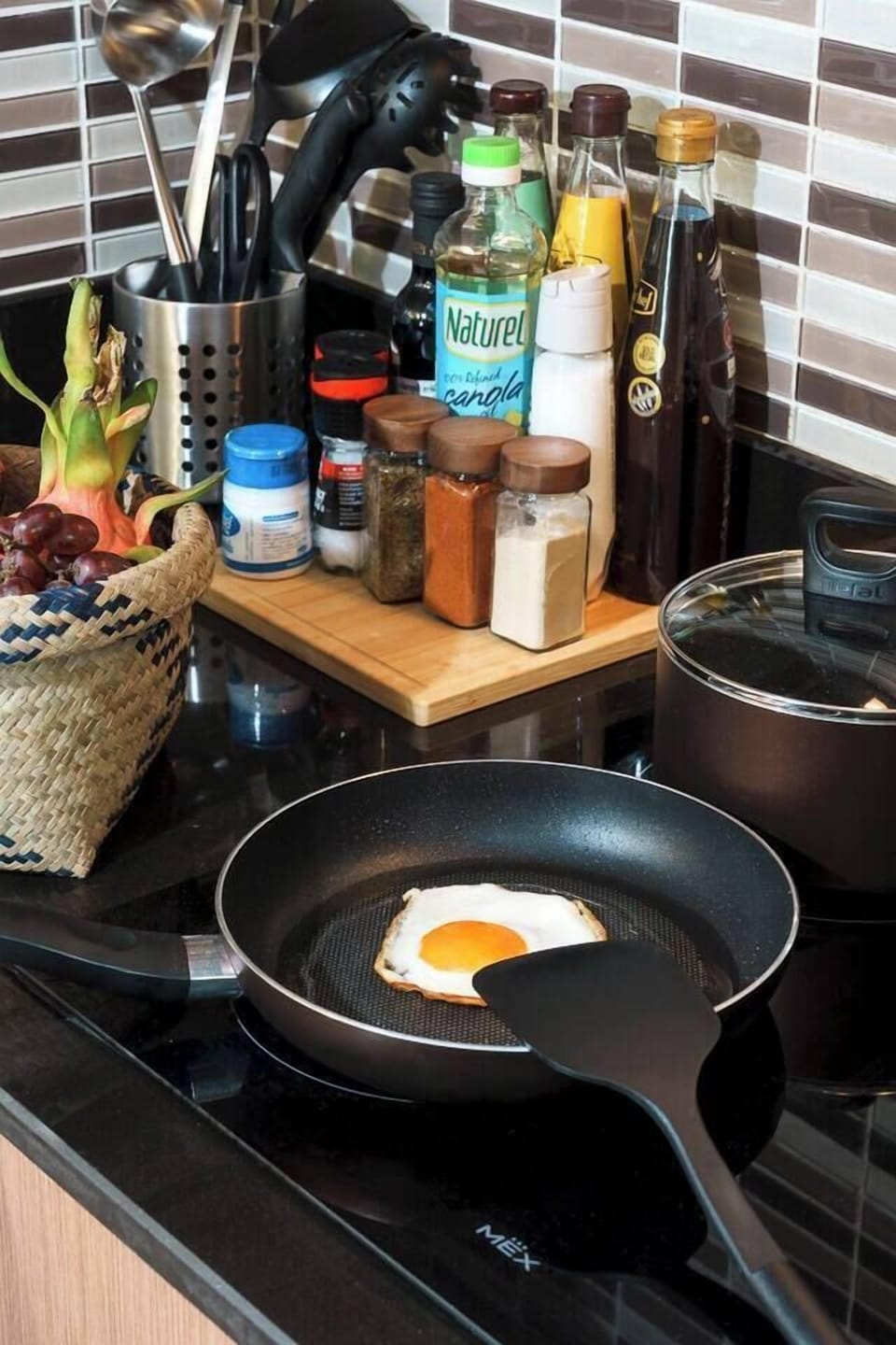 【Kitchen】Nearby Groceries Cooking is easy with ingredients just minutes away. 7/11 is a 5-minute walk for quick essentials, and Tops Supermarket is only 10 minutes for full shopping.
