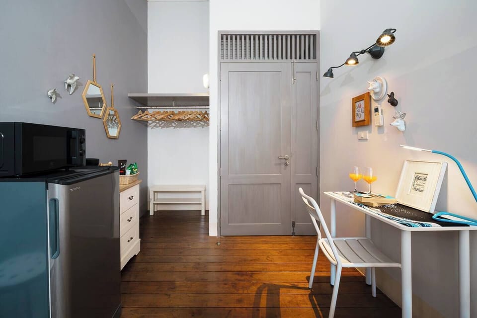 As soon as you step in, you’ll see a workspace ready for you. The space is designed to feel like home, with a fridge, microwave, closet for your belongings, and basic dishware all prepared for your convenience.