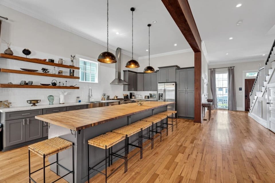 Large, fully stocked kitchen