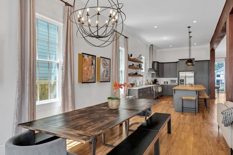 Large, fully stocked kitchen