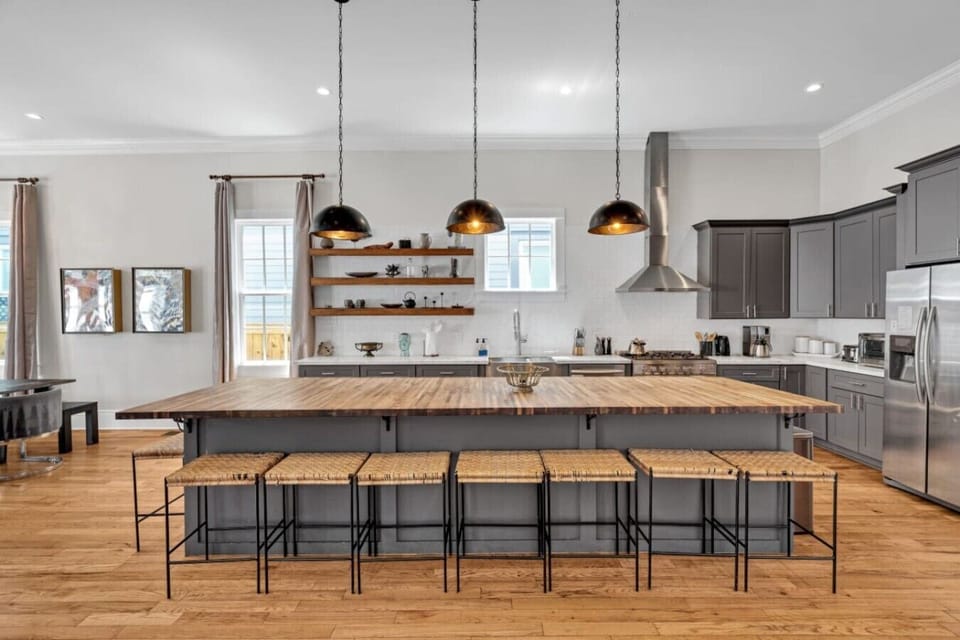 Large, fully stocked kitchen