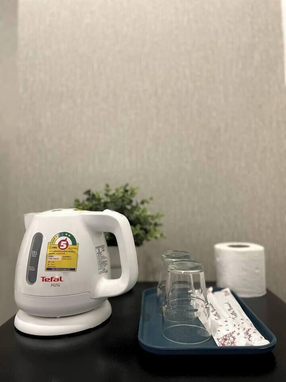 【Kitchenette】Electric kettle and glasses ready for your favorite hot or cold drinks. "Loved my morning tea ritual here!" Brew coffee, steep tea, or mix refreshing beverages anytime. Stay hydrated and more importantly caffeinated !