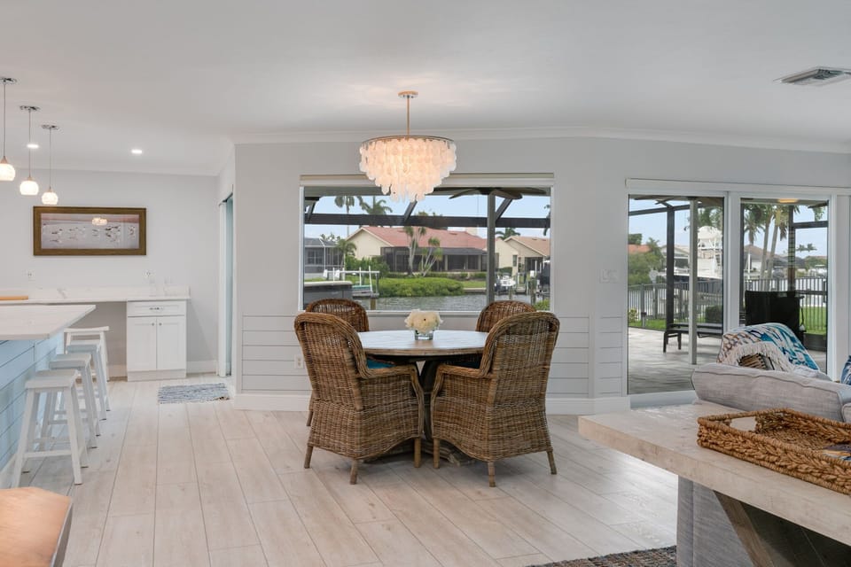 Dining area up to 4 people