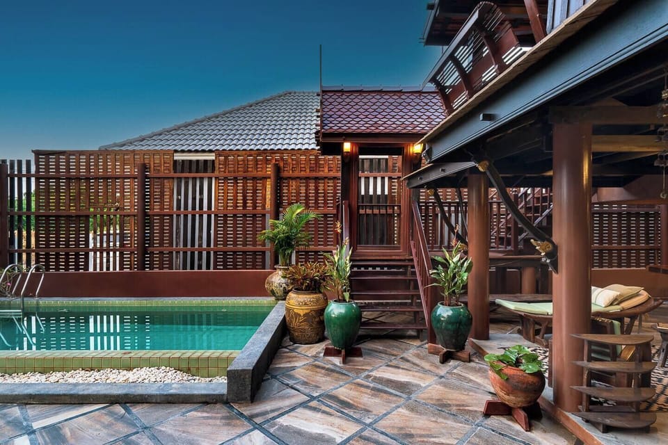 【Extended Living area】Relax on the chaise chairs opposite the pool, with a chaise set for you and your family to enjoy the sun, pool, or even read while keeping an eye on your kids for safety or watch the football game from the pool on your TV!