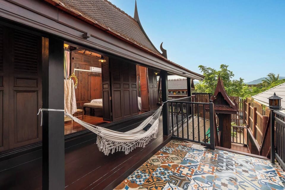 【Upper balcony】Just before entering your bedroom, you'll find a rooftop balcony with a hammock—perfect for enjoying the breeze and a subtle mountain view.