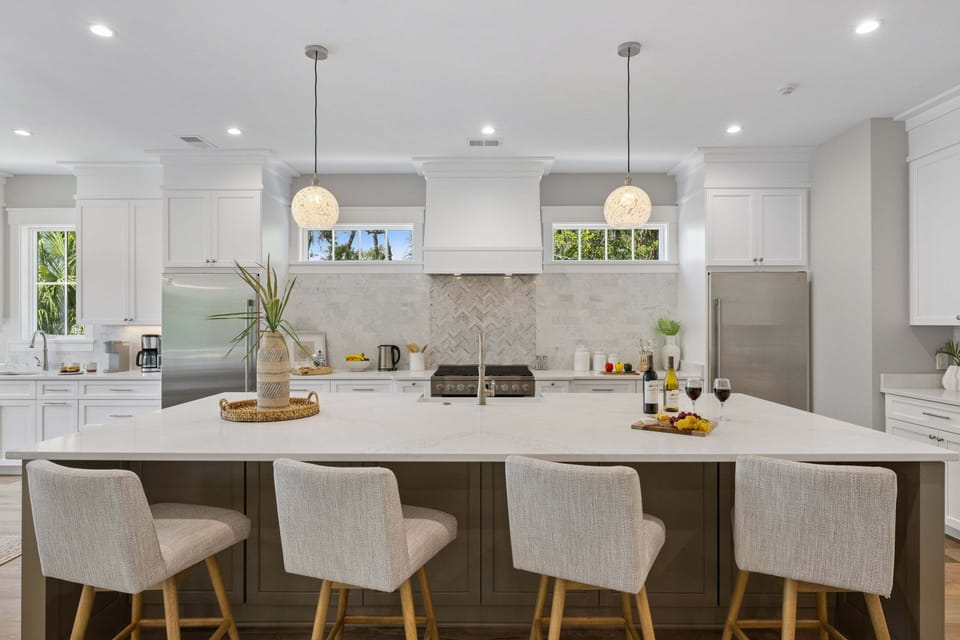 Additional seating for 4 at the kitchen island!