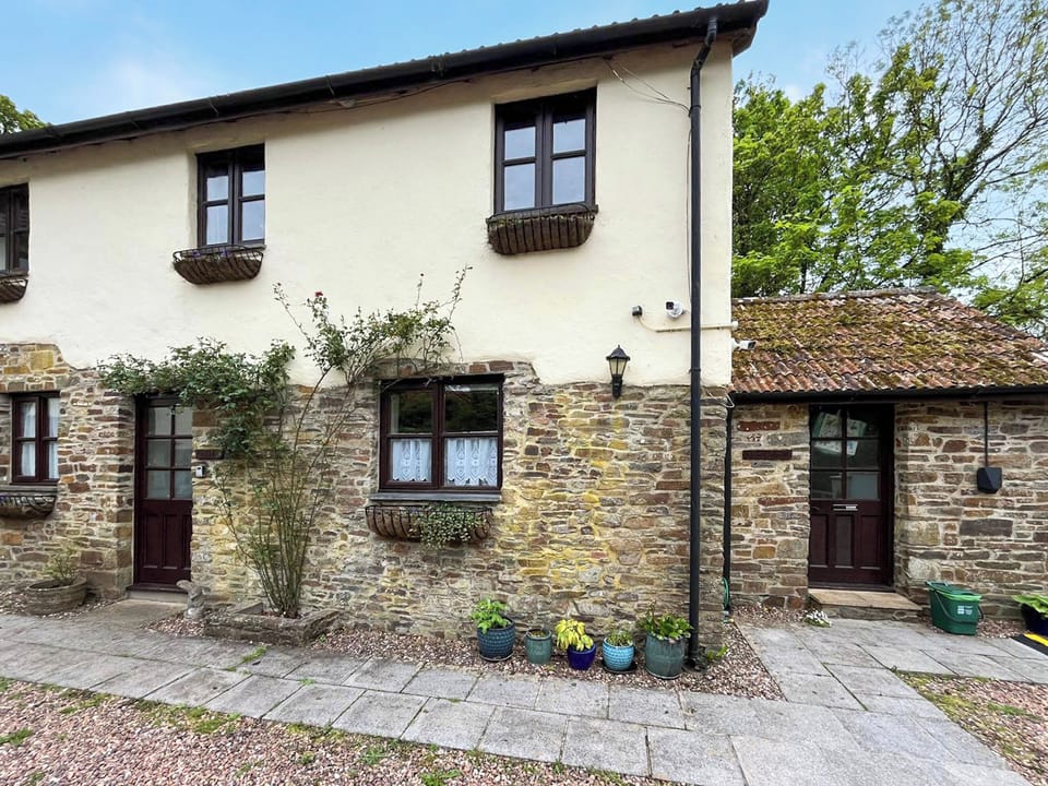 Exterior | Otters Cottage - Lily Pond Cottages, Little Torrington