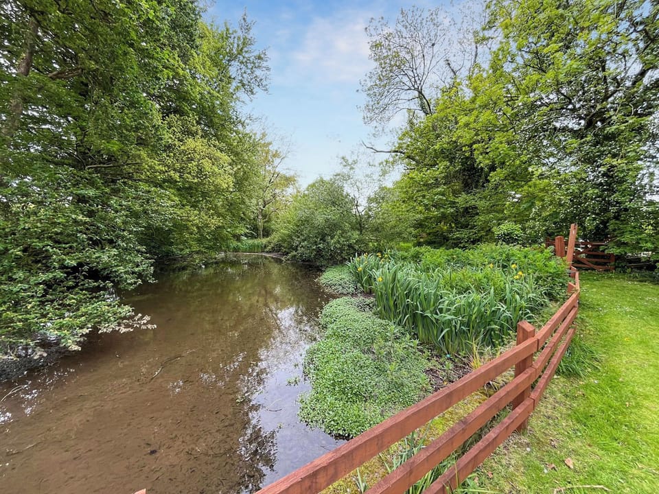 Surrounding area | Otters Cottage - Lily Pond Cottages, Little Torrington