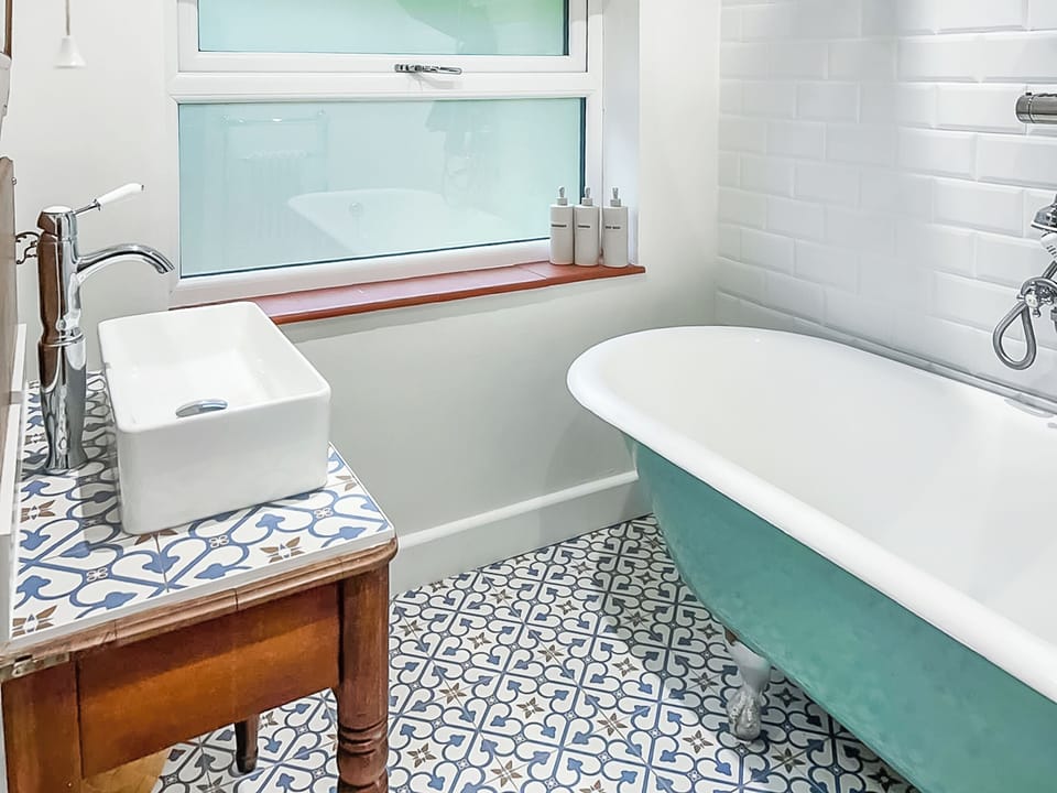 Bathroom | Horsegate Cottage, Goudhurst, near Cranbrook