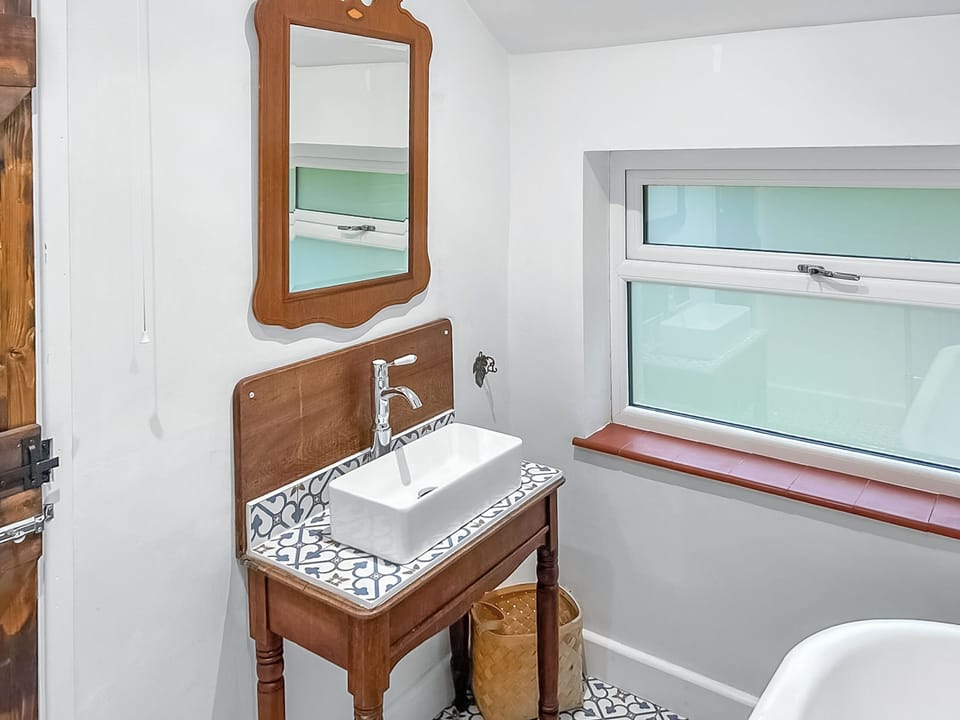 Bathroom | Horsegate Cottage, Goudhurst, near Cranbrook