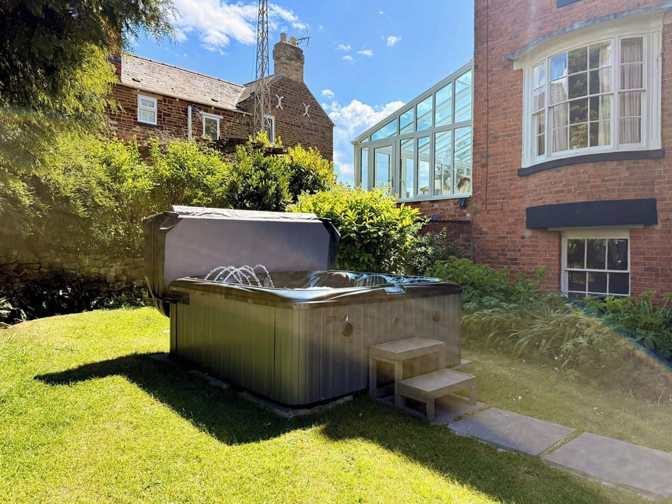 Hot tub | West View, Broughton