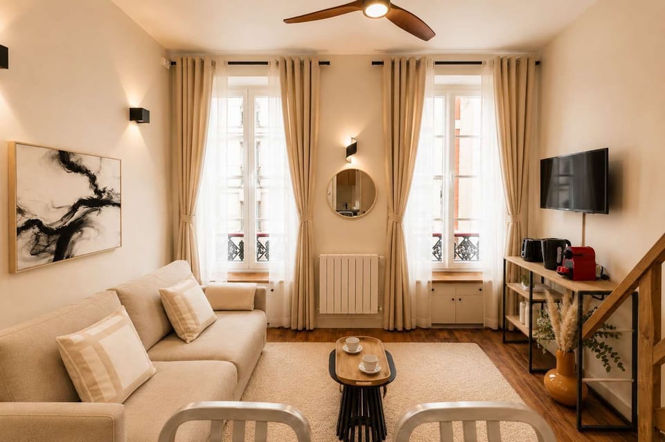 A bright and elegant space with Smart TV & Wi-Fi for your comfort.
