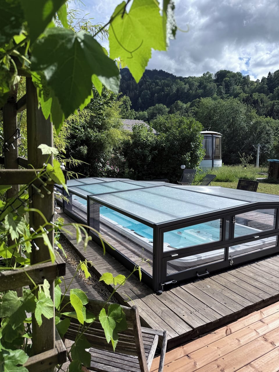 Outdoor spa tub