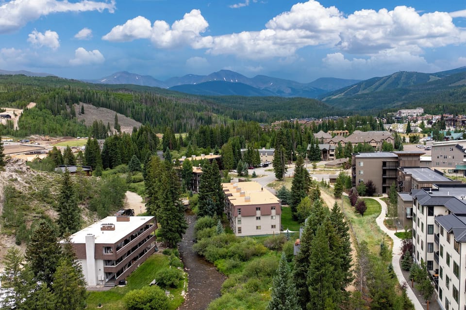 This property sits in a mountain community surrounded by forests, peaks, and open skies—a scenic alpine area perfect for nature lovers and outdoor enthusiasts.
